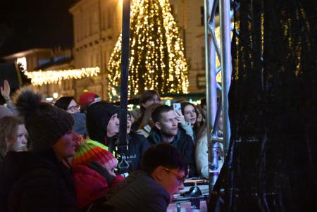 Včeraj je prvi koncert Pravljičnega Kamnik privabil število obiskovalcev (30)